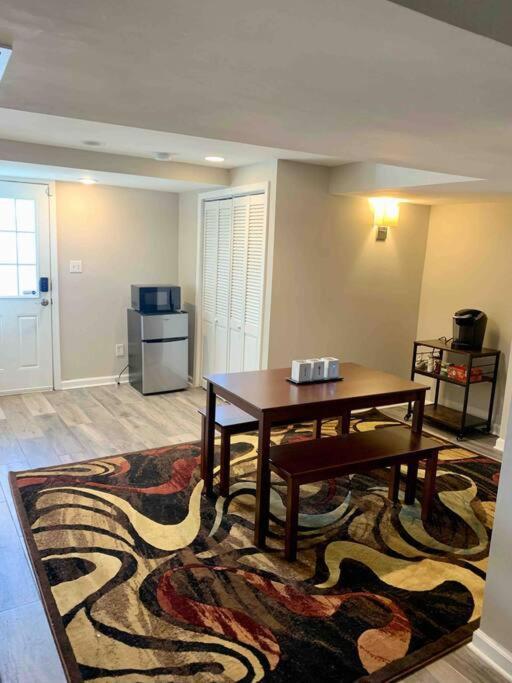 Block From Metro Free Street Parking! Apartment *
